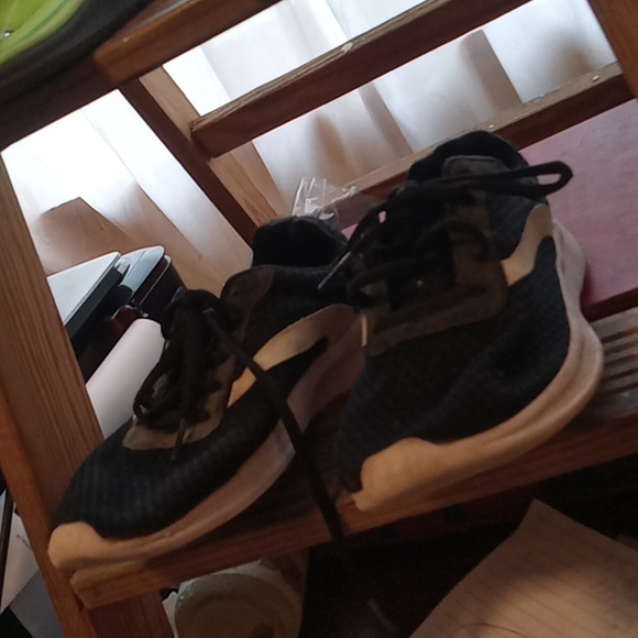 Boys Size 6 Shoes - Picture 12 of 12